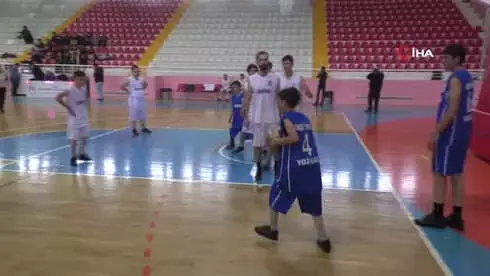 Özel Sporcular ile Gazeteciler Gösteri Maçı Yaptı