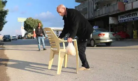 Plastik Sandalyeyi Baston Gibi Kullanmaktan Kurtuldu Plastik Sandalyeyi Baston Gibi Kullanmaktan Kurtuldu