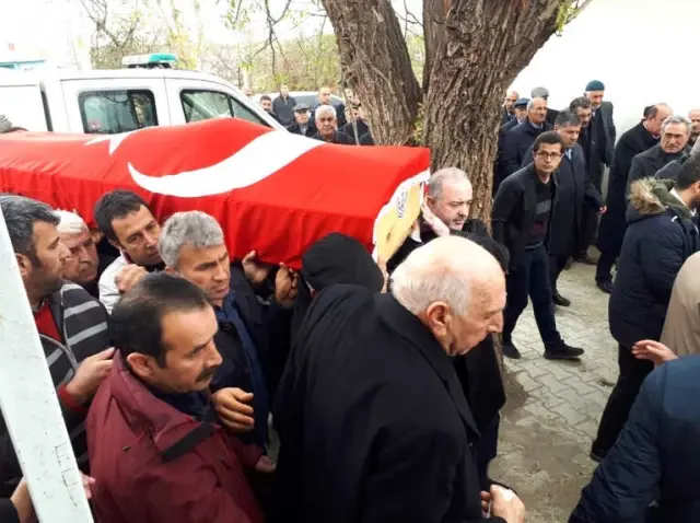 AK Parti'li Vekilin Kardeşi Son Yolculuğuna Uğurlandı AK Parti'li Vekilin Kardeşi Son Yolculuğuna Uğurlandı