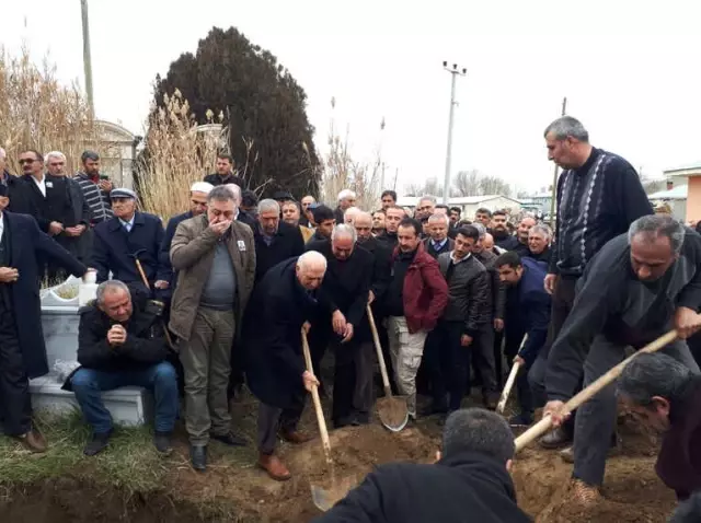 AK Parti'li Vekilin Kardeşi Son Yolculuğuna Uğurlandı AK Parti'li Vekilin Kardeşi Son Yolculuğuna Uğurlandı