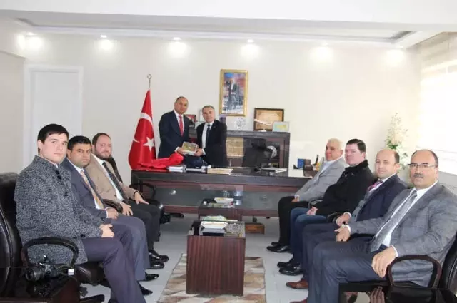 Ticaret Borsası'ndan İhtiyaç Sahibi Öğrencilere Mont Ticaret Borsası'ndan İhtiyaç Sahibi Öğrencilere Mont