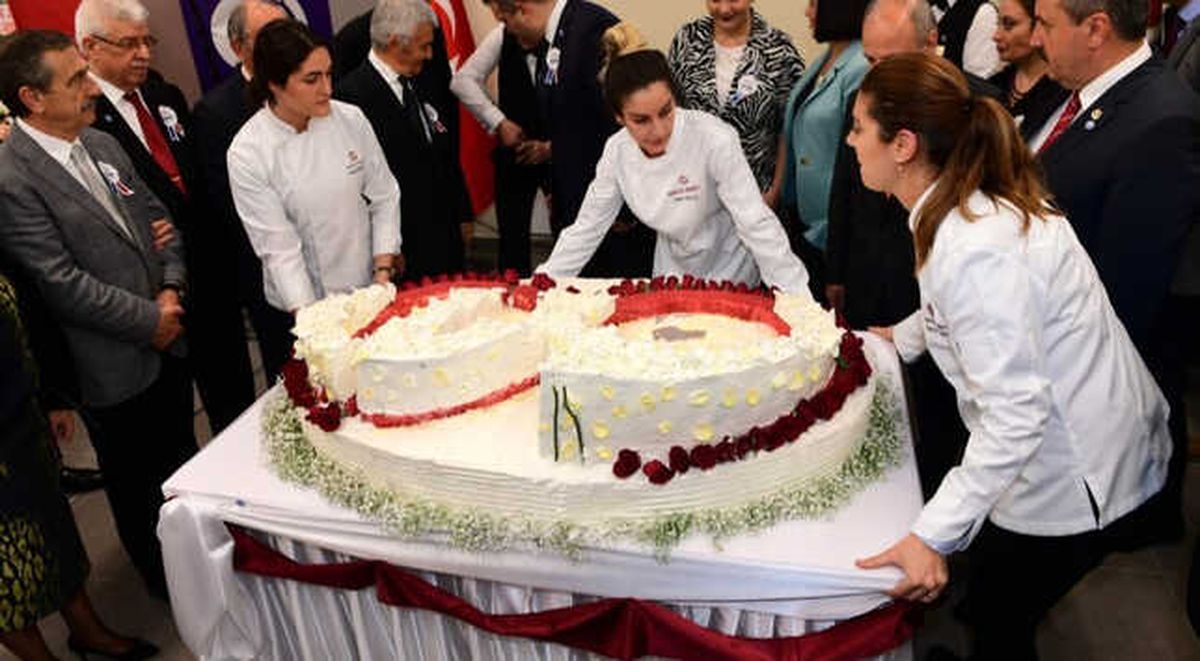 Anadolu Üniversitesi Öğrencilerinden 60'ıncı Yıla Özel Pasta