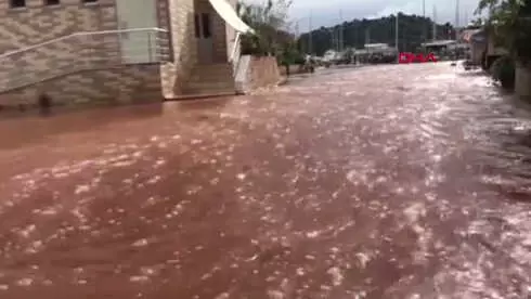 Antalya Demre'de Şiddetli Yağış Seralarda Zarara Yol Açtı Antalya Demre'de Şiddetli Yağış Seralarda Zarara Yol Açtı
