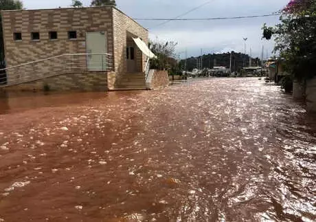 Demre'de Şiddetli Yağış Seralarda Zarara Yol Açtı Demre'de Şiddetli Yağış Seralarda Zarara Yol Açtı