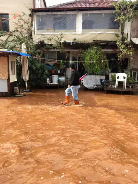 Demre'de Şiddetli Yağış Seralarda Zarara Yol Açtı Demre'de Şiddetli Yağış Seralarda Zarara Yol Açtı