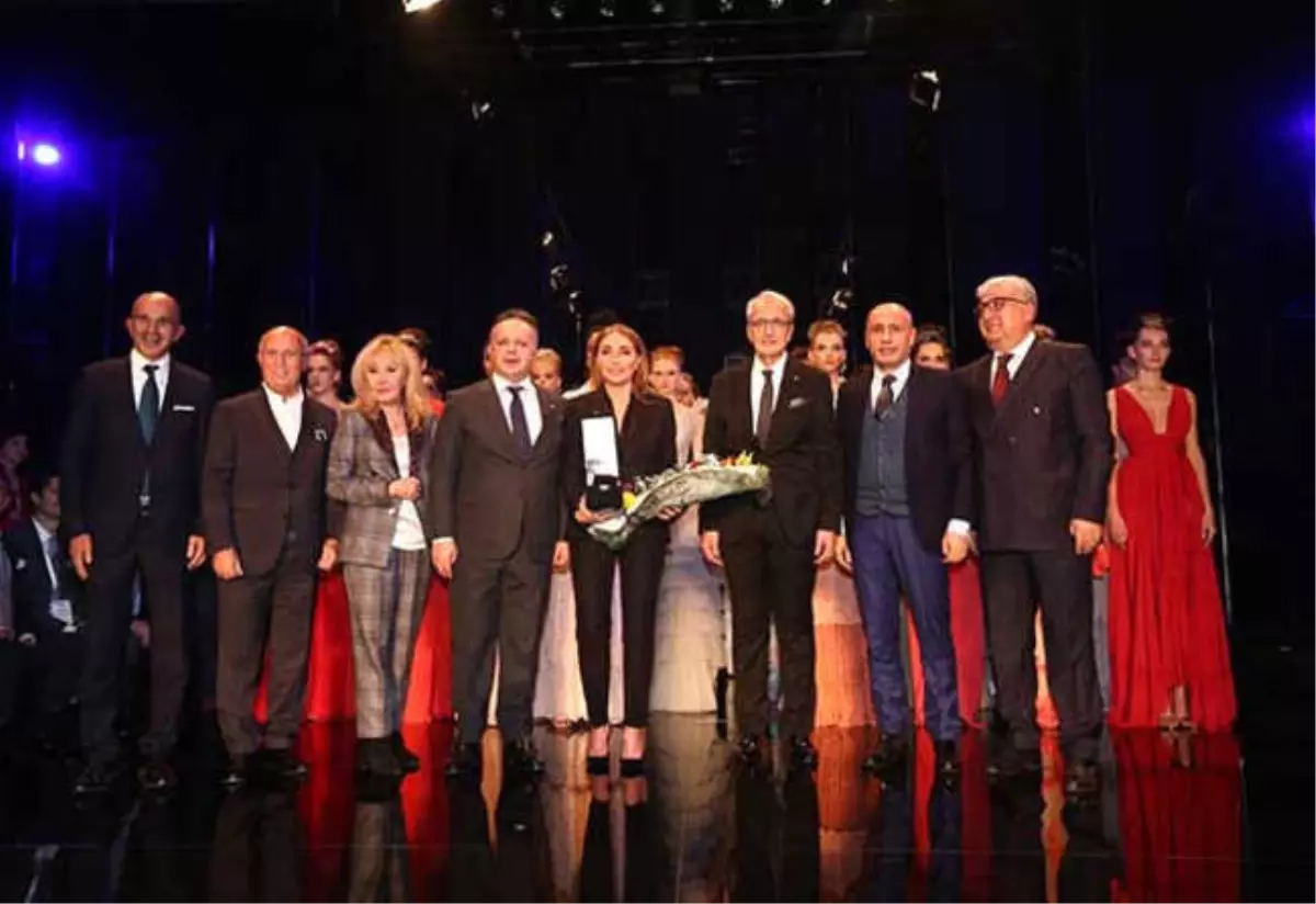 Dilek Hanif'ten Görkemli Defile