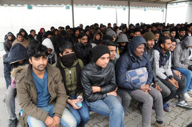 Göçmenler Yaralı ve Çıplak Halde Türk Köylerine Sığınıyor!