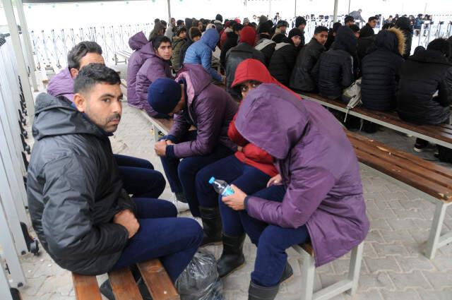 Göçmenler Yaralı ve Çıplak Halde Türk Köylerine Sığınıyor!