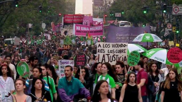 Arjantin'de Tecavüzü Protesto Eden Kadınlar Ceset Poşetleriyle Kendini Binaya Astı
