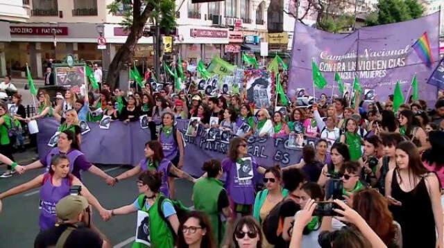 Arjantin'de Tecavüzü Protesto Eden Kadınlar Ceset Poşetleriyle Kendini Binaya Astı