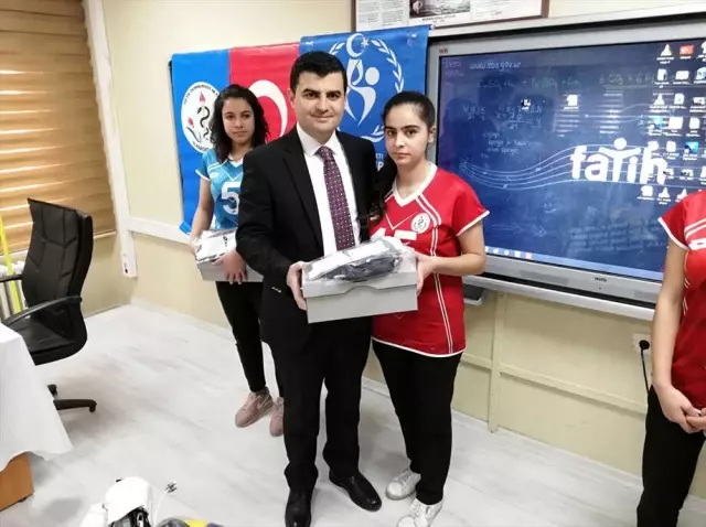 Eleşkirt'te Malzeme Dağıtım Töreni Eleşkirt'te Malzeme Dağıtım Töreni