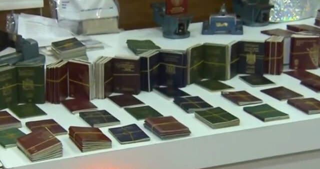 İstanbul Emniyetinin Düzenlediği Operasyonunda Yüzlerce Sahte Pasaport ve Kimlik Ele Geçirildi