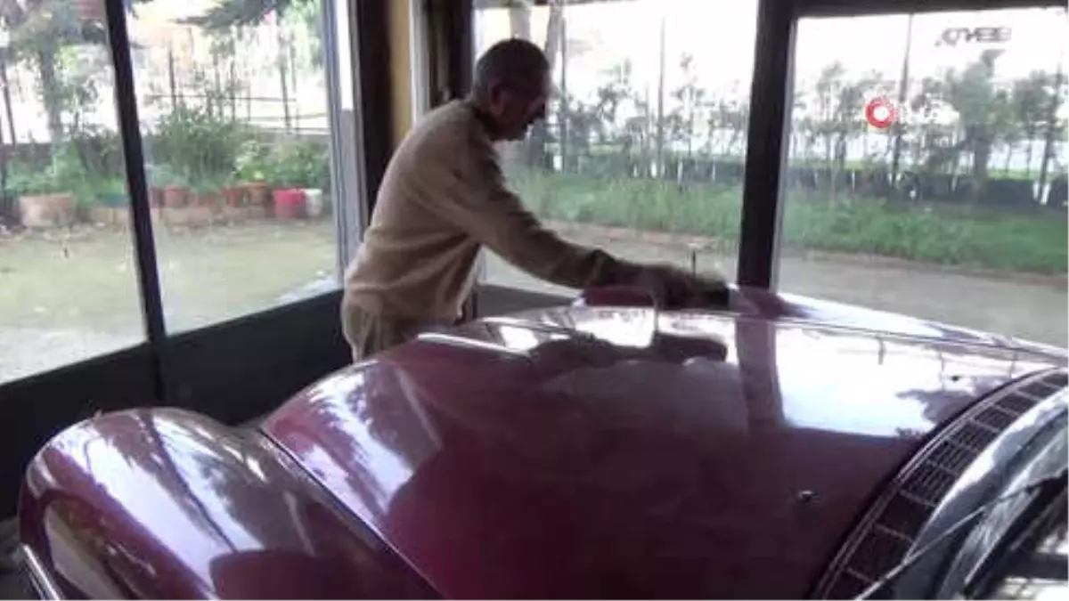 Kocasından Miras Kalan 1957 Model Otomobile Gözü Gibi Bakıyor