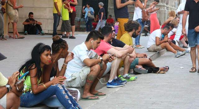 Kübalılar Yıllar Sonra Cep Telefonlarından İnternete Erişebilecek