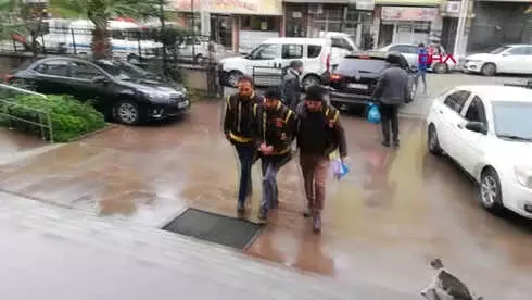 Manisa Pompalı Tüfekle Yeğeni Öldürüp, Ağabeyini Yaralayan Şüpheli Adliyede Manisa Pompalı Tüfekle Yeğeni Öldürüp, Ağabeyini Yaralayan Şüpheli Adliyede