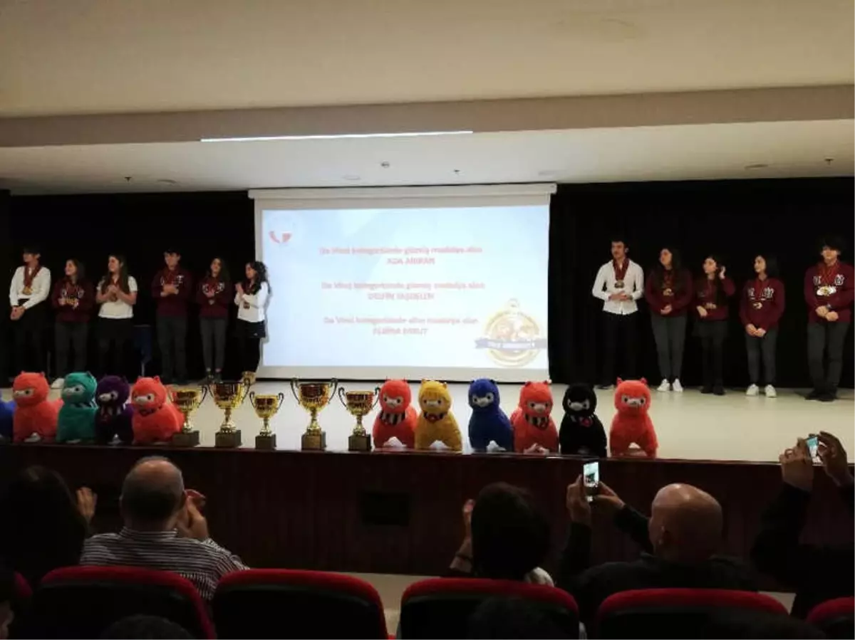 Mersinli Öğrenciler Amerika'dan Madalyalarla Döndü