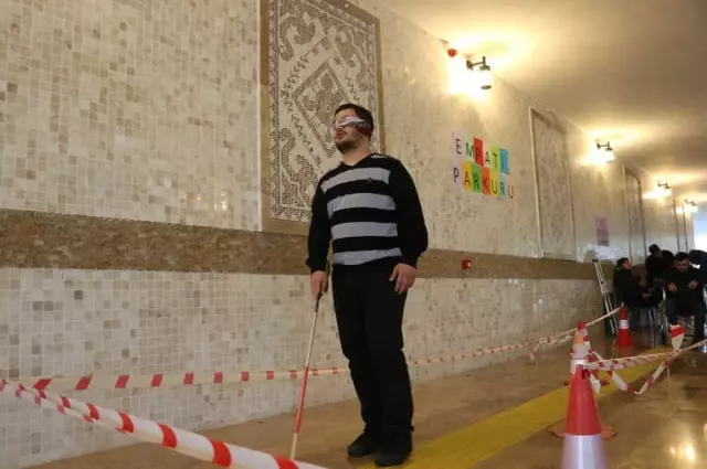 Öğrenciler Engelli Bireyler İçin 'Empati Parkuru'nda Yürüdü