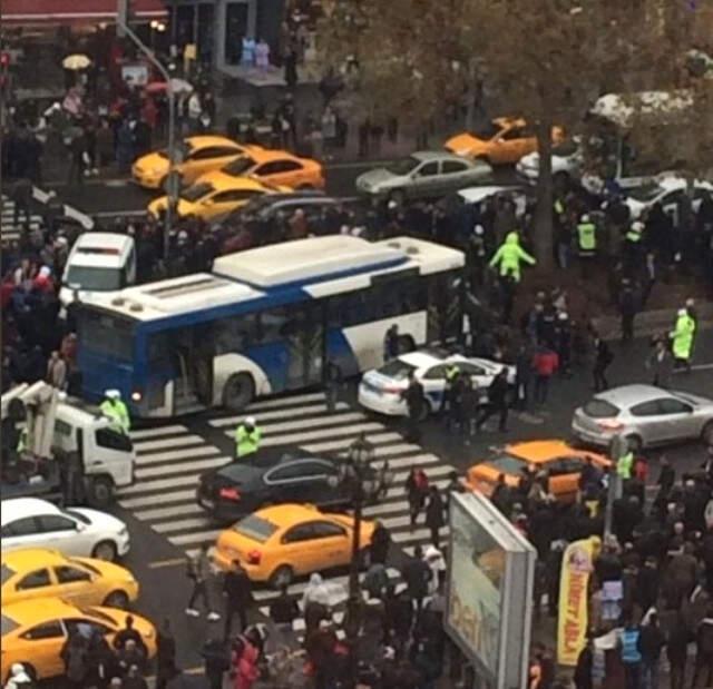 Son dakika! Ankara'da Belediye Otobüsü Yayaların Arasına Daldı! Yaralılar Var