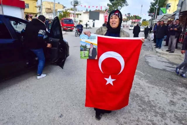 Yaşlı Kadın Elinde Bayrağı ile Teröre Meydan Okudu