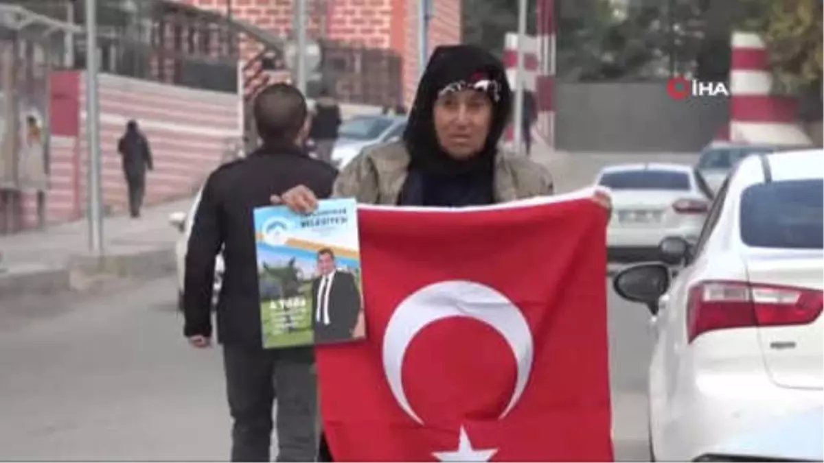 Yaşlı Kadın Elinde Bayrağı ile Teröre Meydan Okudu