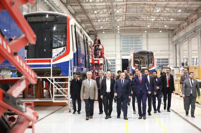 Bakan Varank, Yerli Elektrikli Otobüsün Direksiyonuna Geçti