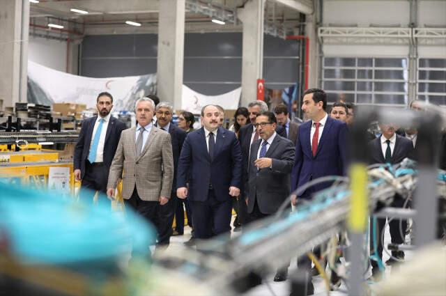 Bakan Varank, Yerli Elektrikli Otobüsün Direksiyonuna Geçti