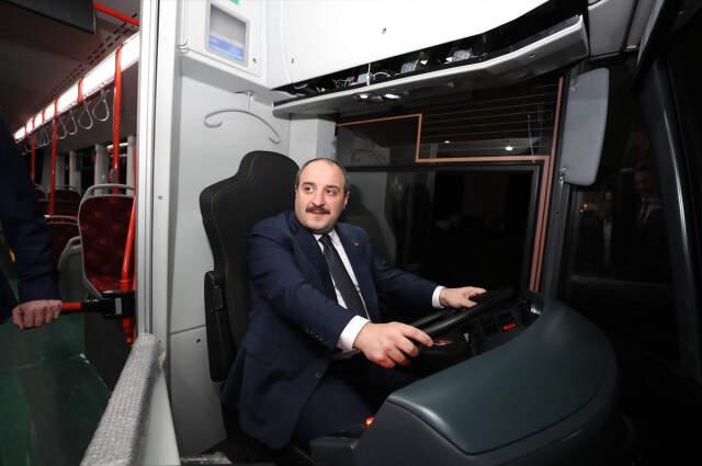 Bakan Varank, Yerli Elektrikli Otobüsün Direksiyonuna Geçti