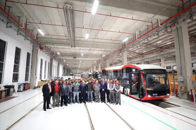 Bakan Varank, Yerli Elektrikli Otobüsün Direksiyonuna Geçti