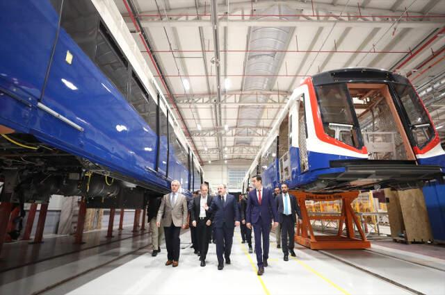 Bakan Varank, Yerli Elektrikli Otobüsün Direksiyonuna Geçti