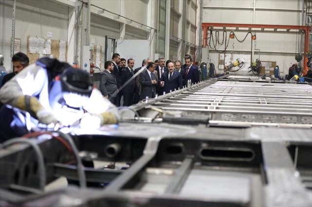Bakan Varank, Yerli Elektrikli Otobüsün Direksiyonuna Geçti
