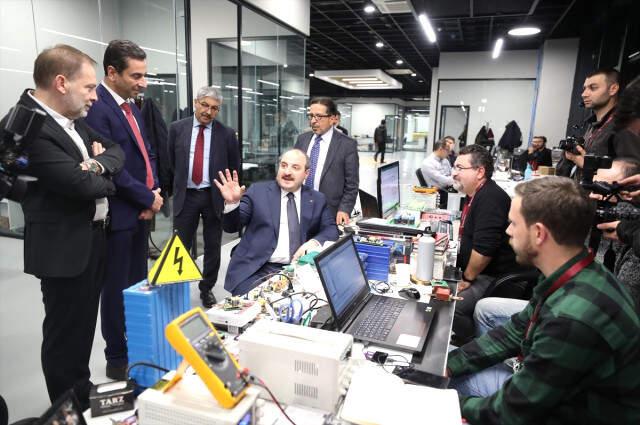 Bakan Varank, Yerli Elektrikli Otobüsün Direksiyonuna Geçti