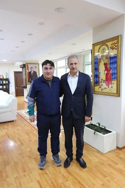 Başkan Dişli Güneşler Lisesi'ni Makamında Ağırladı Başkan Dişli Güneşler Lisesi'ni Makamında Ağırladı