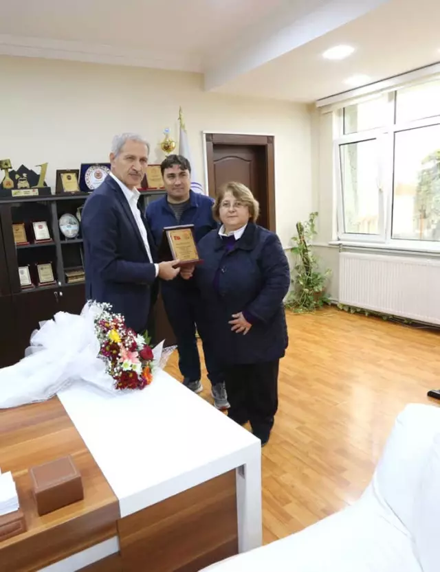 Başkan Dişli Güneşler Lisesi'ni Makamında Ağırladı Başkan Dişli Güneşler Lisesi'ni Makamında Ağırladı