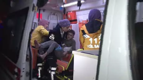 Bayrampaşa'da 4 Katlı Binada Yangın: 3'ü Ağır, 7 Yaralı Bayrampaşa'da 4 Katlı Binada Yangın: 3'ü Ağır, 7 Yaralı