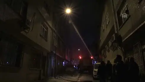 Bayrampaşa'da 4 Katlı Binada Yangın - Mahsur Kalan 7 Kişi Hastaneye Kaldırıldı Bayrampaşa'da 4 Katlı Binada Yangın - Mahsur Kalan 7 Kişi Hastaneye Kaldırıldı