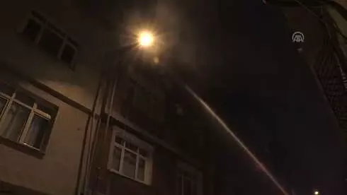 Bayrampaşa'da 4 Katlı Binada Yangın - Mahsur Kalan 7 Kişi Hastaneye Kaldırıldı Bayrampaşa'da 4 Katlı Binada Yangın - Mahsur Kalan 7 Kişi Hastaneye Kaldırıldı