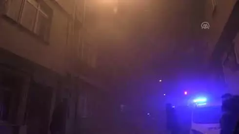 Bayrampaşa'da 4 Katlı Binada Yangın - Mahsur Kalan 7 Kişi Hastaneye Kaldırıldı Bayrampaşa'da 4 Katlı Binada Yangın - Mahsur Kalan 7 Kişi Hastaneye Kaldırıldı