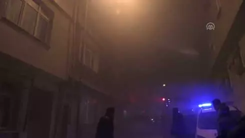 Bayrampaşa'da 4 Katlı Binada Yangın - Mahsur Kalan 7 Kişi Hastaneye Kaldırıldı Bayrampaşa'da 4 Katlı Binada Yangın - Mahsur Kalan 7 Kişi Hastaneye Kaldırıldı
