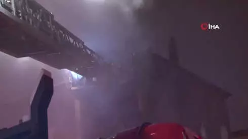 Bir Binanın Çatı Katında Yangın Çıktı, 4'ü Çocuk 7 Kişi Yaralandı Bir Binanın Çatı Katında Yangın Çıktı, 4'ü Çocuk 7 Kişi Yaralandı