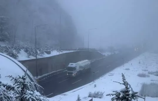 Bolu Dağı'nda kar bastırdı