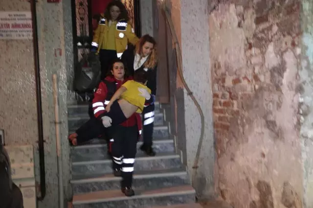 İstanbul'da Yangın: 4'ü Çocuk 7 Yaralı İstanbul'da Yangın: 4'ü Çocuk 7 Yaralı