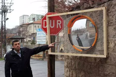 Muhtardan 9'uncu Kez Kırılan Trafik Aynasına Çelik Telli Koruma