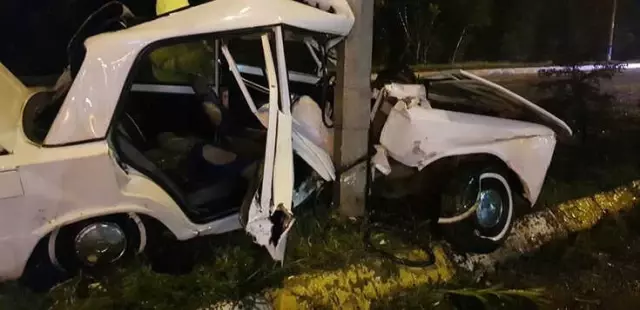 Otomobil Aydınlatma Direğine Çarptı: 1 Yaralı
