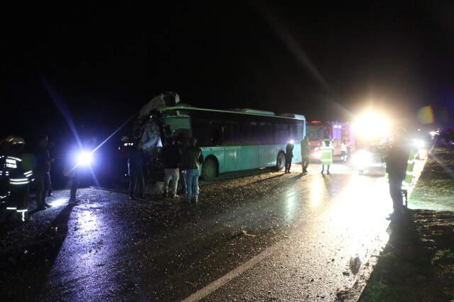 Son Dakika! Diyarbakır'da Yolcu Otobüsü ile Kamyon Çarpıştı: Çok Sayıda Ölü ve Yaralı Var