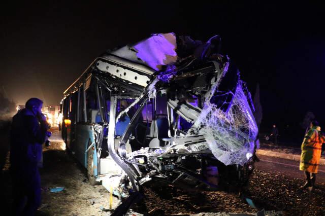 Son Dakika! Diyarbakır'da Yolcu Otobüsü ile Kamyon Çarpıştı: Çok Sayıda Ölü ve Yaralı Var