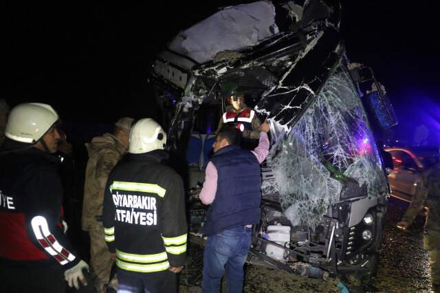 Son Dakika! Diyarbakır'da Yolcu Otobüsü ile Kamyon Çarpıştı: Çok Sayıda Ölü ve Yaralı Var