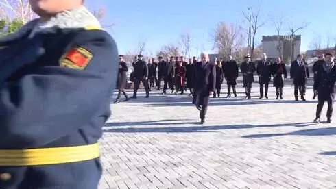 TBMM Başkanı Yıldırım'dan Aytmatov'un Kabrine Ziyaret TBMM Başkanı Yıldırım'dan Aytmatov'un Kabrine Ziyaret