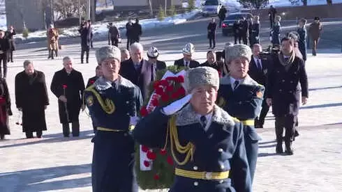 TBMM Başkanı Yıldırım'dan Aytmatov'un Kabrine Ziyaret TBMM Başkanı Yıldırım'dan Aytmatov'un Kabrine Ziyaret