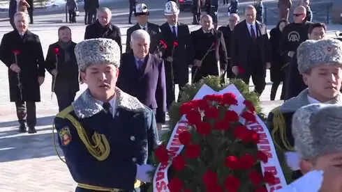 TBMM Başkanı Yıldırım'dan Aytmatov'un Kabrine Ziyaret TBMM Başkanı Yıldırım'dan Aytmatov'un Kabrine Ziyaret