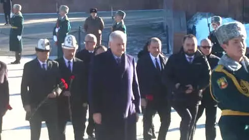 TBMM Başkanı Yıldırım'dan Aytmatov'un Kabrine Ziyaret - Detaylar TBMM Başkanı Yıldırım'dan Aytmatov'un Kabrine Ziyaret - Detaylar